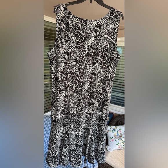 Chic Black and White Paisley Midi Dress - Picture 6 of 8